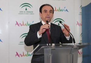 El consejero de Turismo y Comercio avanzó las previsiones para el cierre del año. :: SALVADOR SALAS/