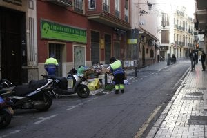 Empleados de Limasa recogen desechos acumulados en el Centro. ::
YHASMINA GARCÍA/