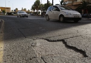Se podrán denunciar por móvil los baches en calzadas. :: ÑITO SALAS/