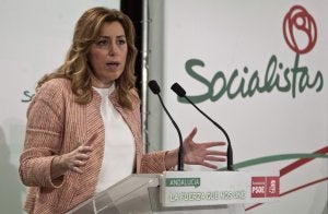 La presidenta andaluza en su intervención ayer tarde ante diputados y senadores socialistas. :: J. M. Vidal. Efe/
