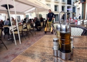 Clásicas aceiteras en una terraza en el centro de la capital malagueña. :: Carlos Moret/