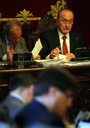 De la Torre, ayer, durante la sesión ordinaria de febrero. ::
CARLOS
MORET/