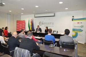 El presidente de la Cámara, Carlos Fenoy, junto a María José Jiménez. ::
SUR/