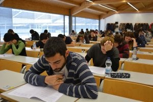 Estudiantes de la Universidad de Málaga en periodo de exámenes. :: SUR. Archivo/
