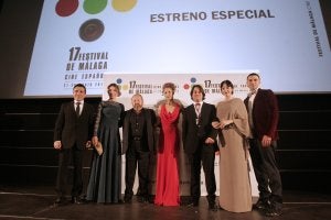 El cineasta malagueño Fran Kapilla, junto al resto del equipo de su película 'Las hijas de Danao', ayer, en el Albéniz. :: Yhasmina García/