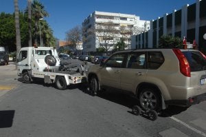 Una grúa traslada un coche retirado de la vía pública hasta el depósito municipal. ::
JOSELE-LANZA/