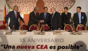 El vicepresidente Javier Sánchez Rojas saluda al secretario general, Antonio Carrillo, en presencia de González de Lara, al comenzar la asamblea. :: Ñito Salas/