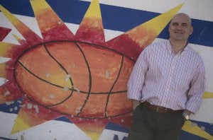 Manolo Povea, que se marchará mañana a Irak, posa ayer en el colegio Valle Inclán. :: Ñito Salas/