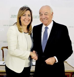 Susana Díaz y el presidente del BBVA, Francisco González, tras la firma del convenio. :: Sur/