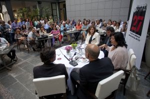 La terraza del Café de Bolsa se llenó de público para intercambiar sus impresiones con Almudena Grandes. :: Álvaro Cabrera/