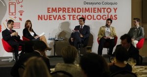 Antonio Fernández, Susana Radío, Javier Recio, David de Mena y Alberto Romero, ayer durante el coloquio. :: Ñito Salas Vídeo: Rossel Aparicio y Pedro J. Quero/