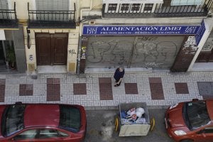 Los residentes se quejan de la suciedad y los grafitis que hay en la vía. :: Yhasmina García/