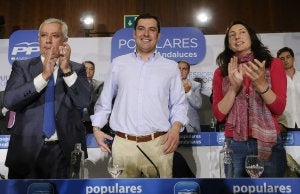 Juanma Moreno Bonilla, entre Javier Arenas y Loles López, durante la junta directiva de ayer. :: Efe/