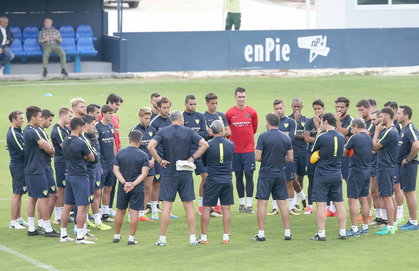 Míchel se reúne con los futbolistas antes del entrenamiento para continuar con la mentalización en busca de una reacción urgente
