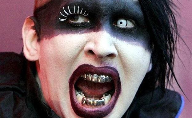 El gran susto de Marilyn Manson, aplastado por un decorado en un concierto | Diario Sur