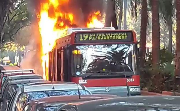 Vídeo | Así ardió un autobús de la EMT en pleno centro de ...