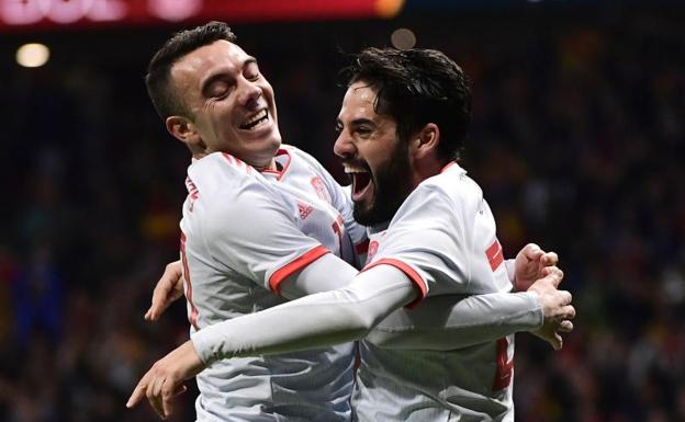 Aspas e Isco celebran un gol con España.