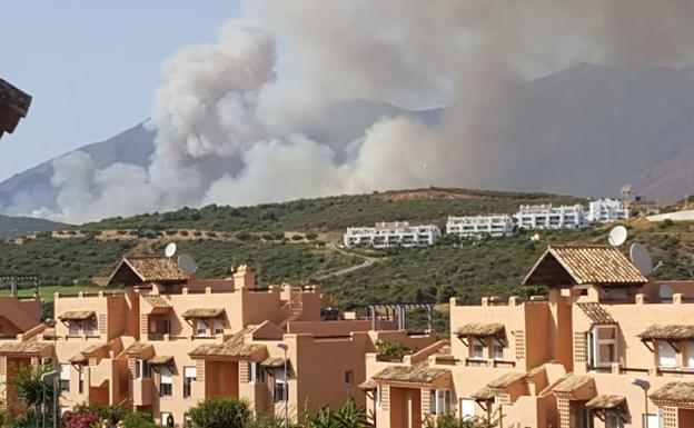 Un incendio en Casares obliga al desalojo de 12 viviendas y llega a la