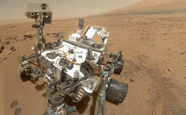 El 'Curiosity' de la NASA, durante la exploración del suelo de Marte./REUTERS