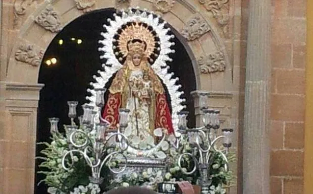 Virgen de Caños Santos saliendo en procesión en Cañete La Real.