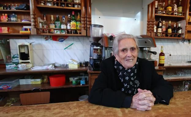 Ascensión cierra su bar tras cien años detrás de la barra 