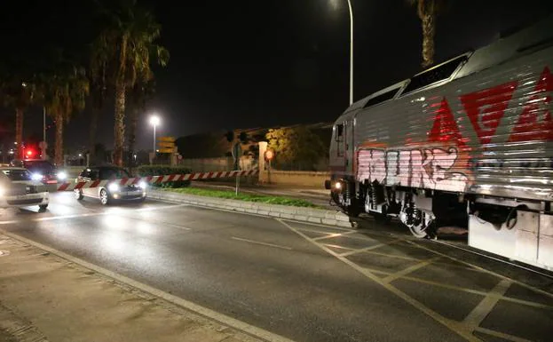 El tren cruza por el paseo marítimo de la capital. /Salvador Salas