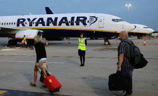 Varios pasajeros se dirigen a un avión de Ryanair en el aeropuerto de Stansted (Londres). /Reuters