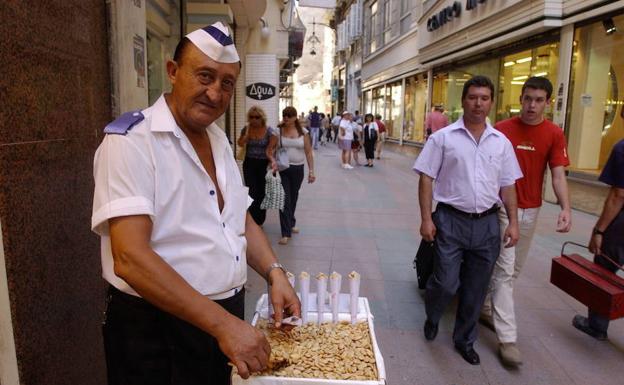Muere el popular vendedor de almendras de calle Nueva que despachaba al  grito de 'Ayyy qué ricas' | Diario Sur