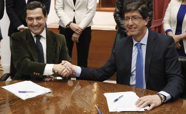 Moreno y MarÃƒÂ­n, en la firma del pacto para formar gobierno con 90 medidas. /EFE