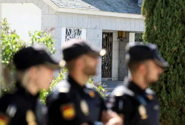 Agentes de la Policía Nacional, ante el panteón familiar de los Franco en el cementerio de Mingorrubio, en El Pardo. :: Sergio Pérez / reuters/