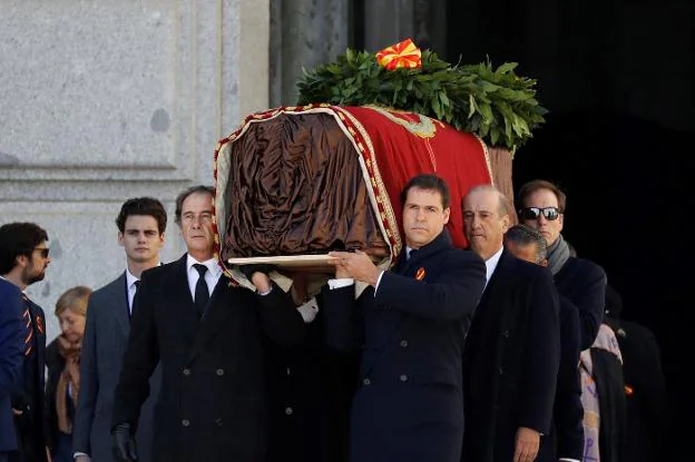 Franco sale del Valle de los Caídos