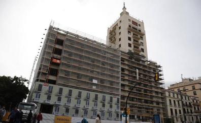 Ya han empezado a instalarse los andamios en la parte de la torre del edificio./Migue Fernández