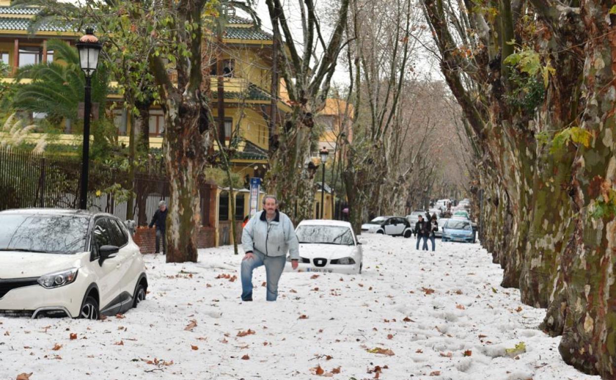 Granizada En Malaga Granizo Hasta La Rodilla Y Coches Atrapados En La Zona Del Limonar Diario Sur