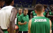 Luis Casimiro se dirige a la plantilla del Unicaja en un entrenamiento./Unicaja B.Fotopress