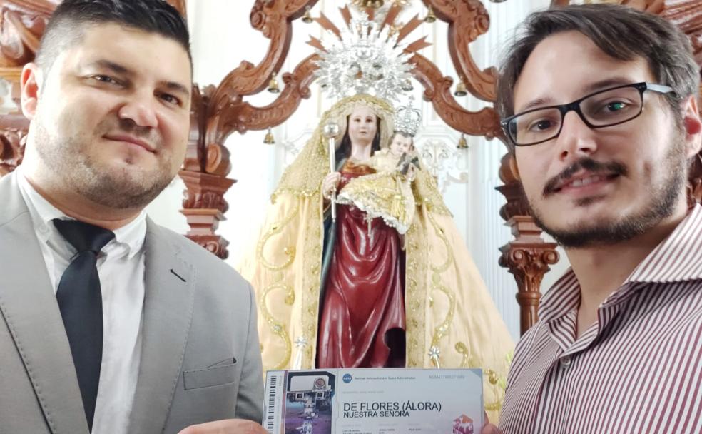 El sargento Fernández y el hermano mayor de Nuestra Señora de Flores, Álvaro Fernández, junto a la imagen y el billete de la misión espacial. /