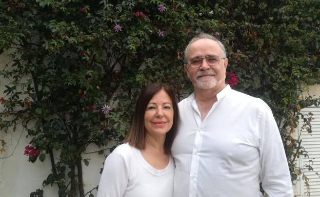 Francisco y Julia son profesores jubilados y fueron de los primeros malagueños en contagiarse tras un viaje a Italia. En la imagen, posan en el jardín de su casa./SUR
