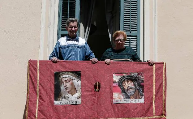 Semana Santa de Málaga | Malagueños adornan sus balcones y con motivos cofrades | Diario Sur