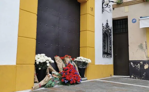 Semana Santa de Málaga | La puerta de San Lázaro se llena de flores para la  Virgen del Rocío y el Nazareno de los Pasos | Diario Sur