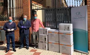 La Fundación Bisturí Solidario entrega 400 equipos de protección al colegio que acoge a mayores contagiados en Málaga