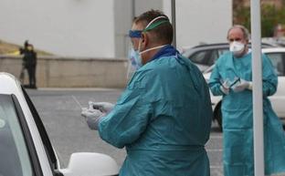 Junto al centro de salud de La Roca se ha habilitado un punto para la toma de muestras a los profesionales./Salvador Salas