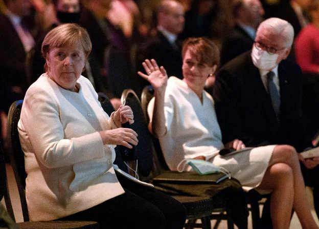 Merkel asistió ayer al acto oficial en Postdam. reuters/