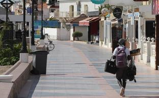 La Carihuela, jueves pasado, sin turistas en la playa y en el paseo marítimo, con una hilera de hoteles cerrados que arrastran a la inactividad a comerciantes y restauración./Salvador Salas