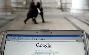 Un usuario busca información en Google./efe