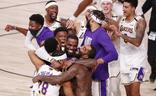 Los jugadores de los Lakers celebran la victoria/eFE