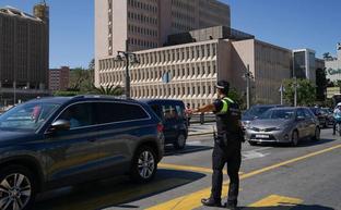Imagen de archivo de un policía controlando el tráfico en el puente de la Esperanza./FÉLIX PALACIOS