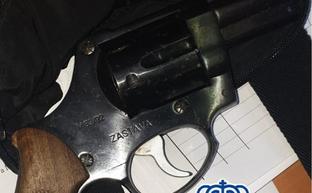 Dos hombres armados se dan a la fuga en un control obligando a saltar a varios policías para no ser atropellados en Marbella
