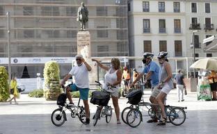 Turistas disfrutan de la ciudad con una visita en bicicleta./ñito salas