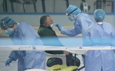 Un sanitario realiza un test de antígenos en un centro municipal en el barrio madrileño de Villaverde./E. P.