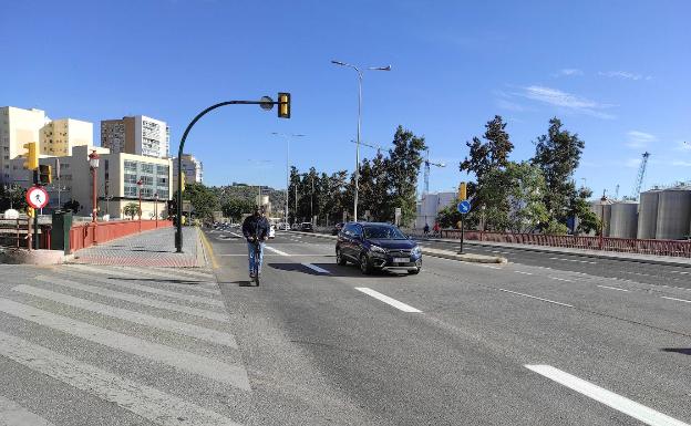 Comienza el refuerzo de las señales de los nuevos carriles 30 de Málaga 2 Un usuario de patinete eléctrico, esta mañana en el carril 30 en la zona del Puerto.