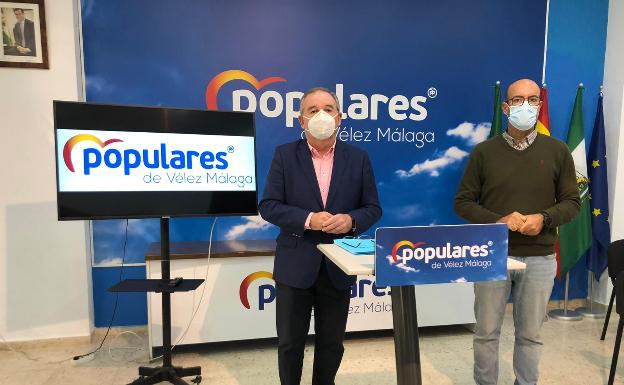 El PP critica la «nueva maniobra para limitar a la oposición» en Vélez-Málaga y propone que los vecinos puedan presentar iniciativas en los plenos 2 Francisco Delgado y Luis García, en la sede del PP veleño. /sur
